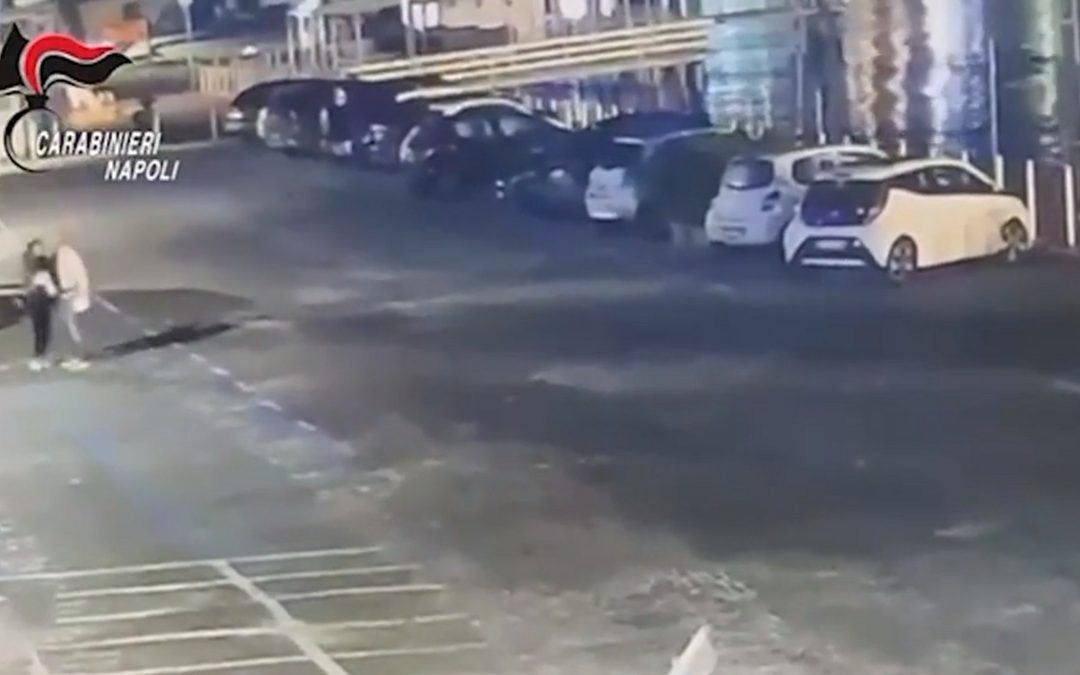 Bacoli, pedinata e aggredita al porto dall’ex marito: arrestato 43enne