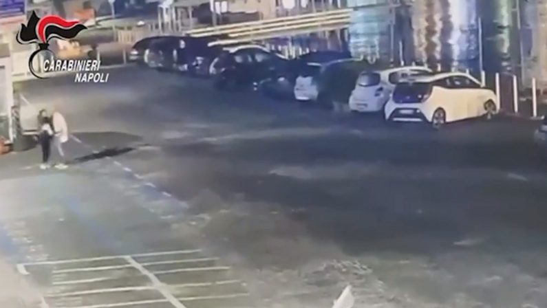 Bacoli, pedinata e aggredita al porto dall’ex marito: arrestato 43enne