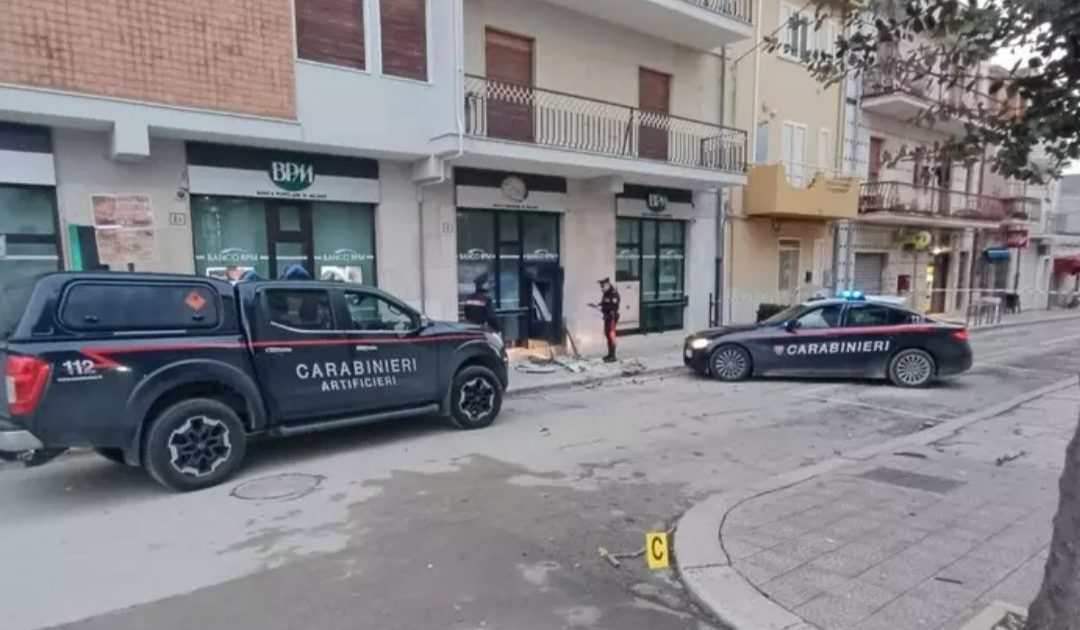 Uomini con volto coperto fanno esplodere bancomat Bpm nel Foggiano