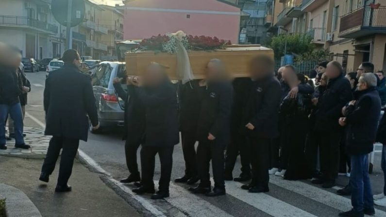 Cassano piange Melissa Santagada: celebrati i funerali della donna precipitata dal balcone