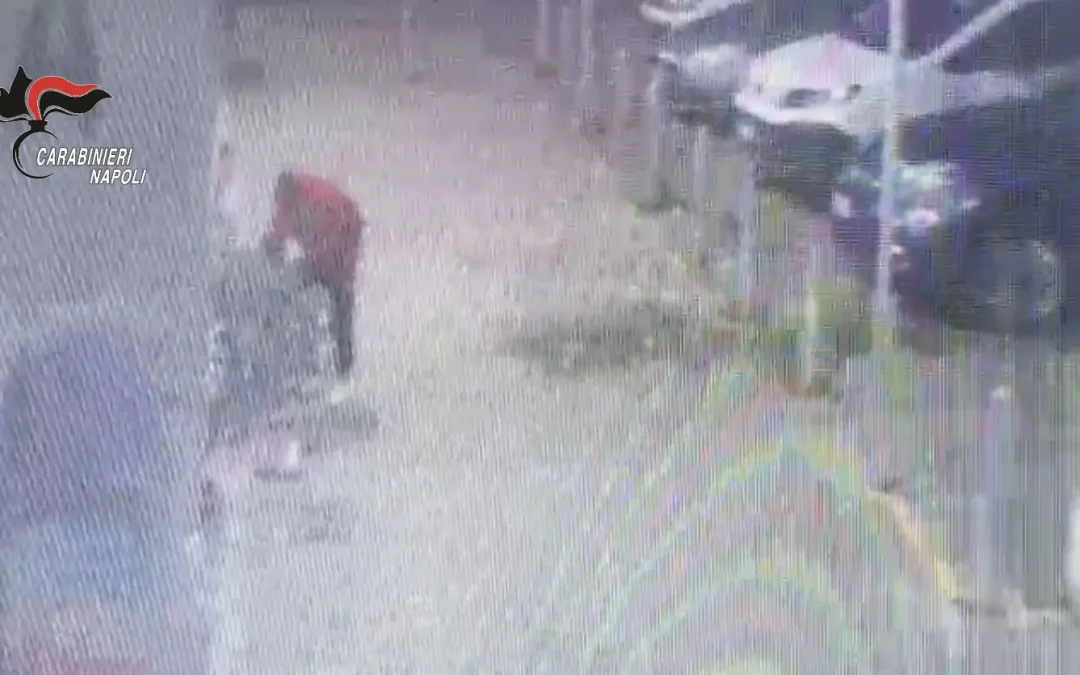 Tenta di rapire un bimbo di 5 anni al supermercato, 45enne arrestato a Caivano / Video