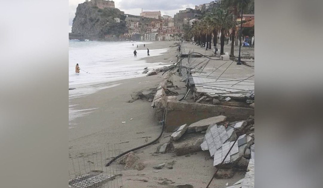 Il lungomare di Scilla colpito dal ciclone Harry