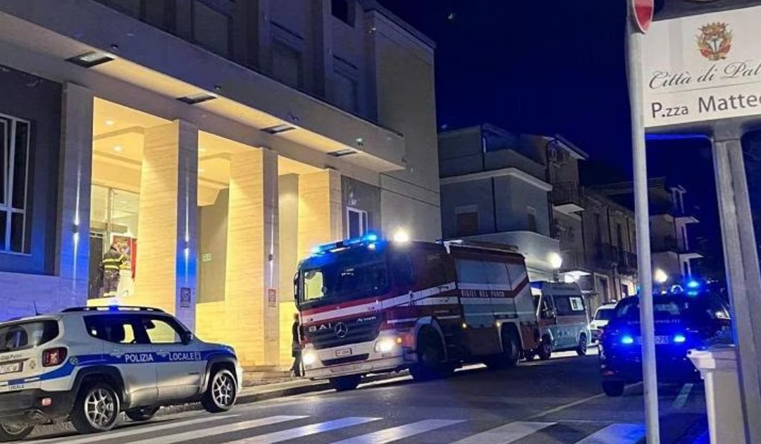 Palmi, crolla controsoffitto del teatro Manfroce, tre feriti
