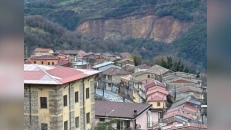 A causa del maltempo cede il costone: pericolo a Polia