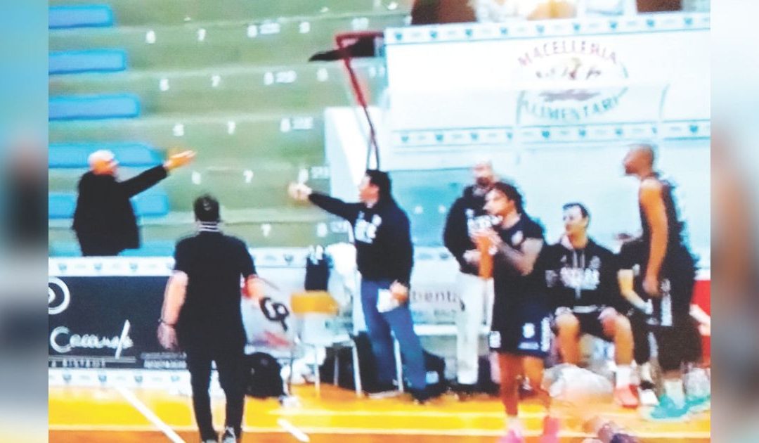 Un momento degli episodi accaduti a Gela