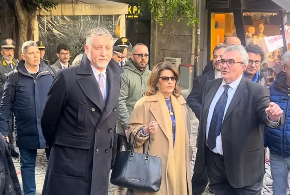 Sopralluogo del ministro Giuli al Teatro Sannazaro “Tragedia culturale, dal Governo massimo sforzo”