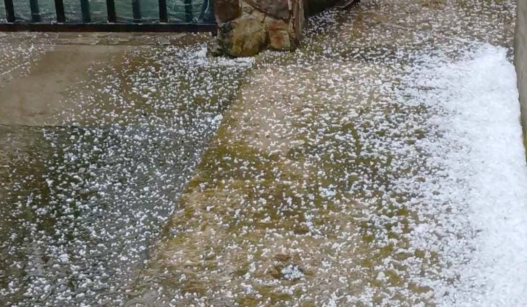 Grandinata eccezionale nella Locride: chicchi imbiancano strade e giardini
