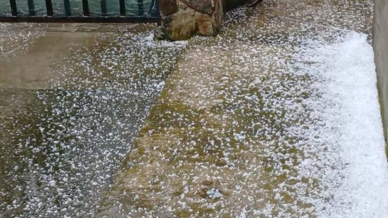 Grandinata eccezionale nella Locride: chicchi imbiancano strade e giardini