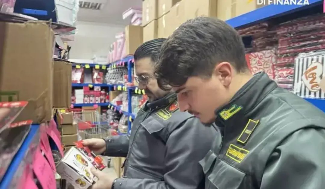 Napoli, sequestro di 500mila maschere e gadget di Carnevale: 19 denunce