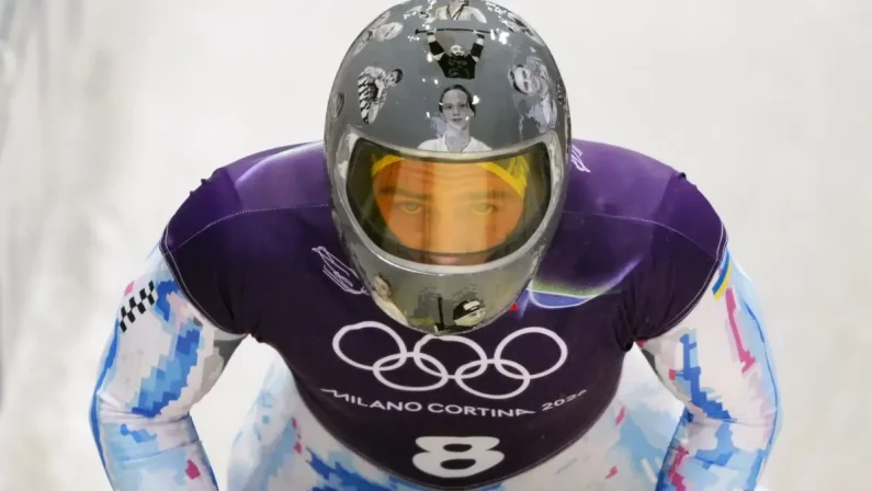 Casco commemorativo con gli atleti vittime in Ucraina, escluso da Milano-Cortina lo skeletonista Heraskevych