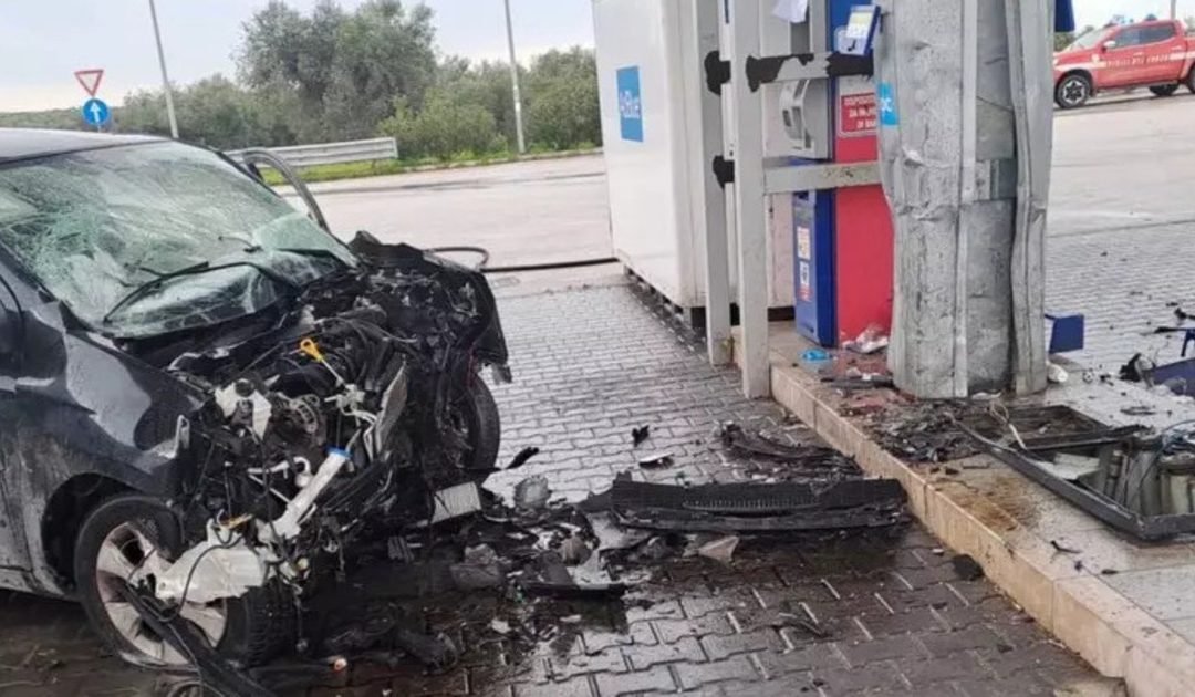 Incidente a Giovinazzo: auto si schianta contro un distributore di benzina