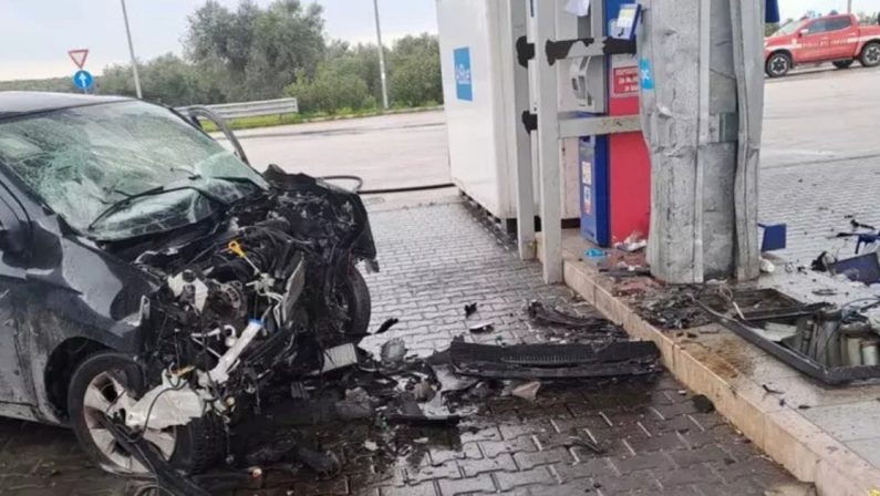 Incidente a Giovinazzo: auto si schianta contro un distributore di benzina