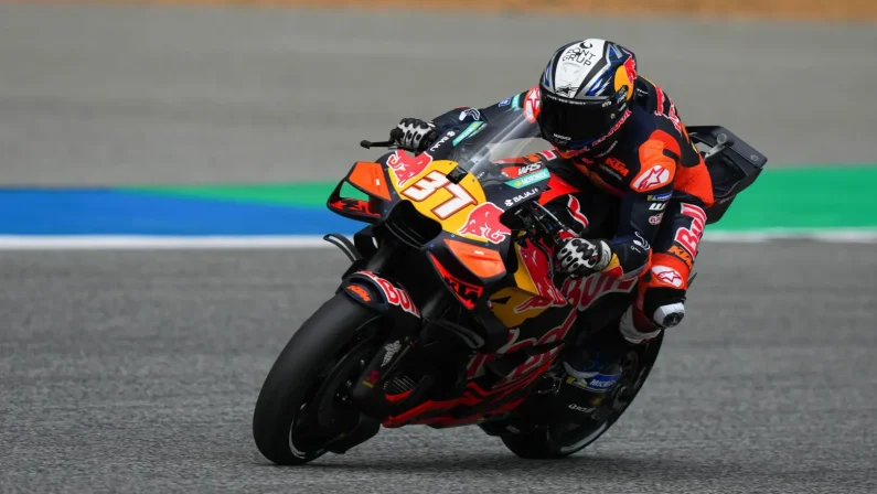 MotoGP, Acosta vince la sprint del GP di Thailandia. Bezzecchi in pole per la gara lunga