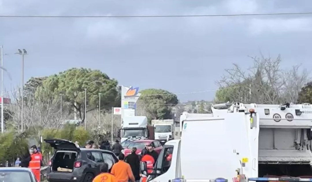 Incidente Lecce, scontro tra Jeep e camion dei rifiuti: morta 42enne