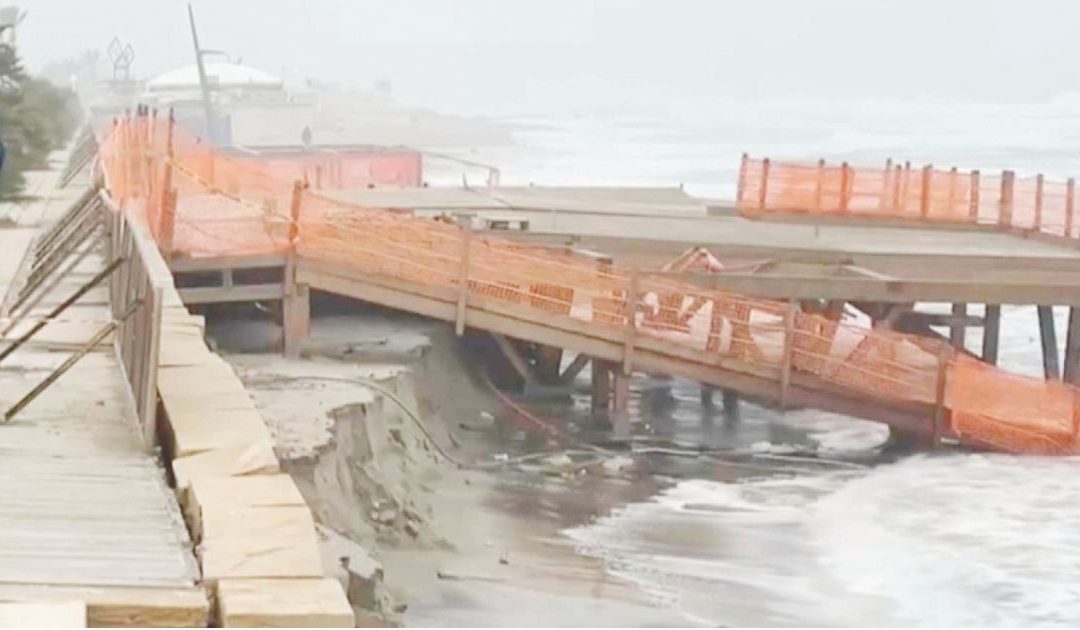 Lido danneggiato da una mareggiata