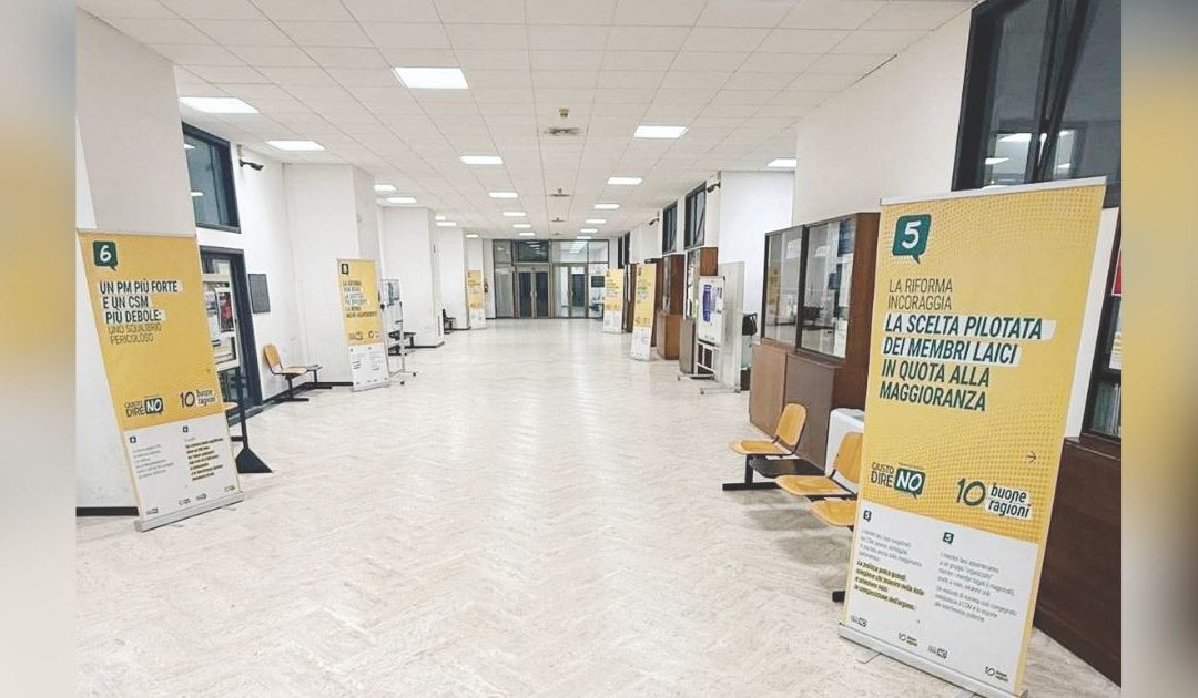 Reggio Calabria, bufera al Tribunale sui manifesti per il No