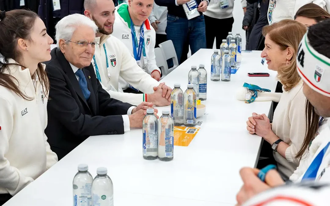 Mattarella a pranzo con gli azzurri, poi la visita a Casa Italia “Le medaglie sono degli atleti, io fortunato a esserci”