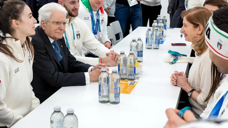 Mattarella a pranzo con gli azzurri, poi la visita a Casa Italia “Le medaglie sono degli atleti, io fortunato a esserci”