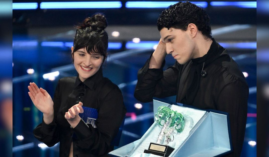 Nicolò Filippucci vincitore della sezione Nuove proposte del Festival con Angelica Bove