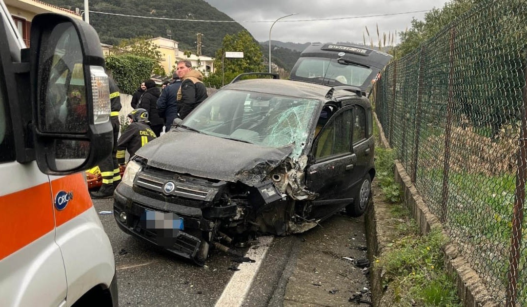 Lamezia, incidente tra furgone e auto, ferita una donna