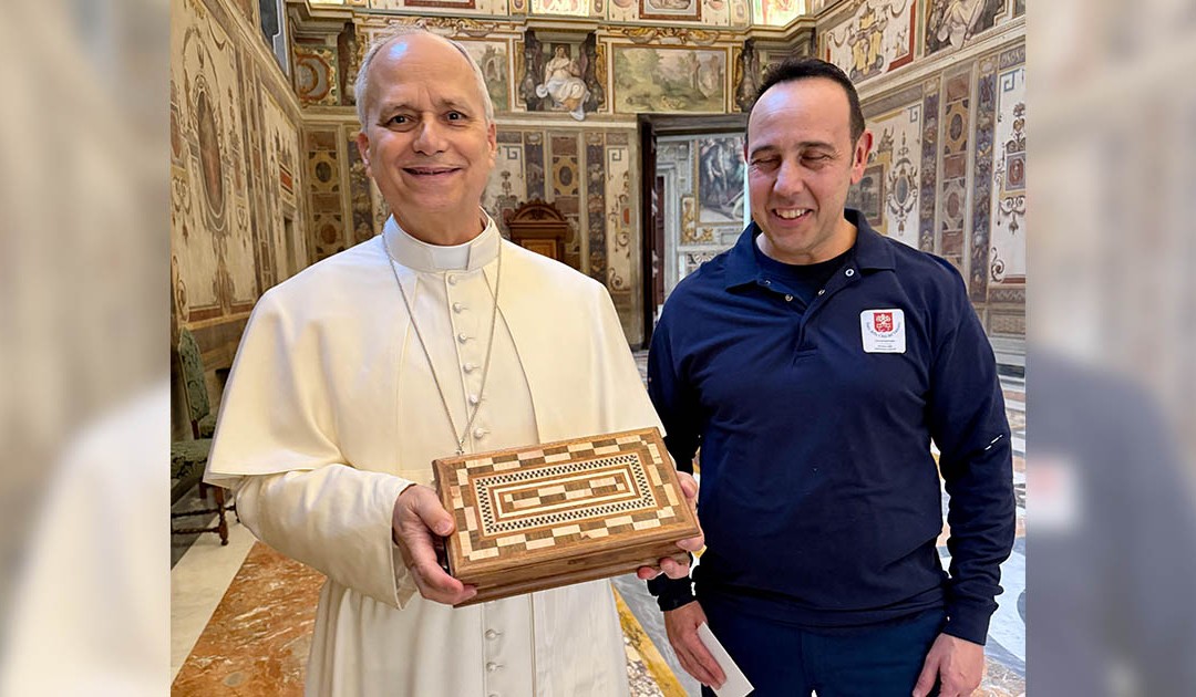 Ebanista calabrese regala scatola a papa Leone XIV