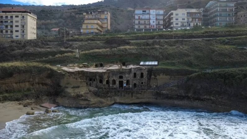 Il mare inghiotte la sabbia antistante la chiesetta di Piedigrotta a Pizzo: stop alle visite