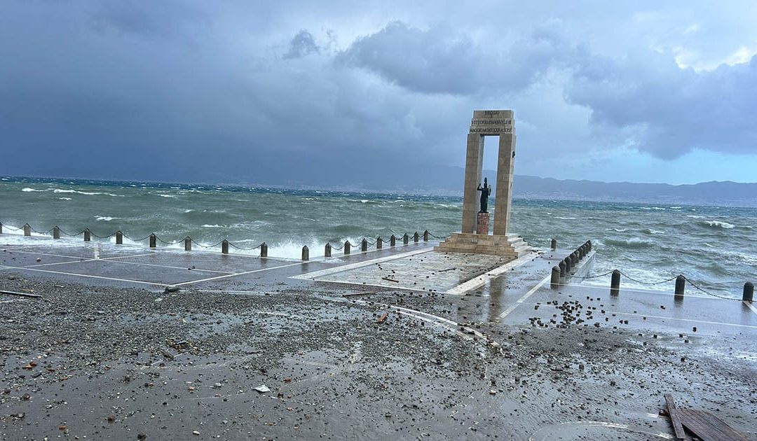 Maltempo, Reggio Calabria piegata dal vento e dalle mareggiate