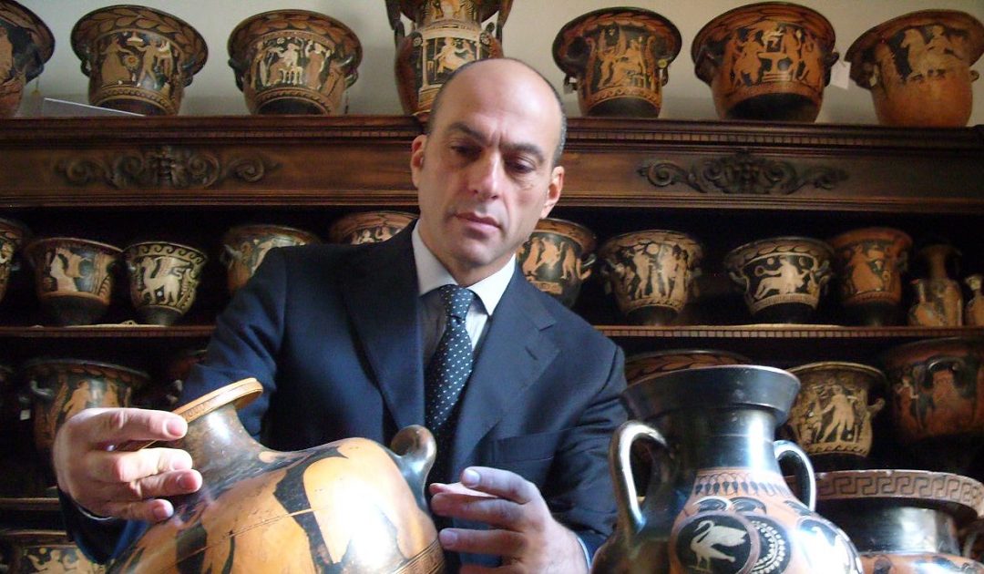 Roberto Bilotti Ruggi d’Aragona tra alcuni reperti della collezione