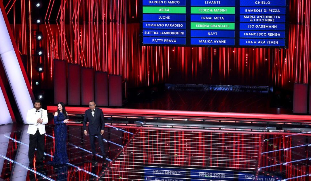 Conti, Pausini e Yaman nello svelare la classifica (foto Ettore Ferrari - Ansa)