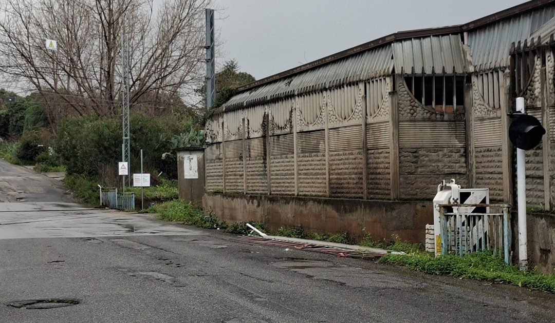 La sbarra del passaggio a livello completamente divelta dal vento