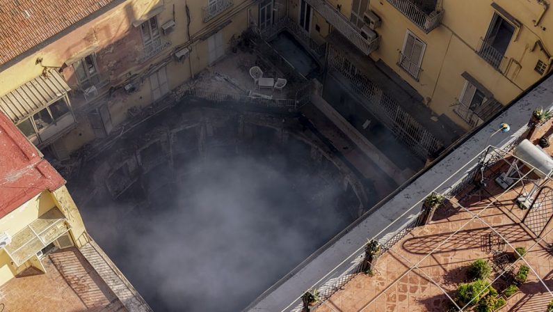 Napoli, Teatro Sannazaro distrutto, evacuati 22 appartamenti, la Procura apre un’inchiesta