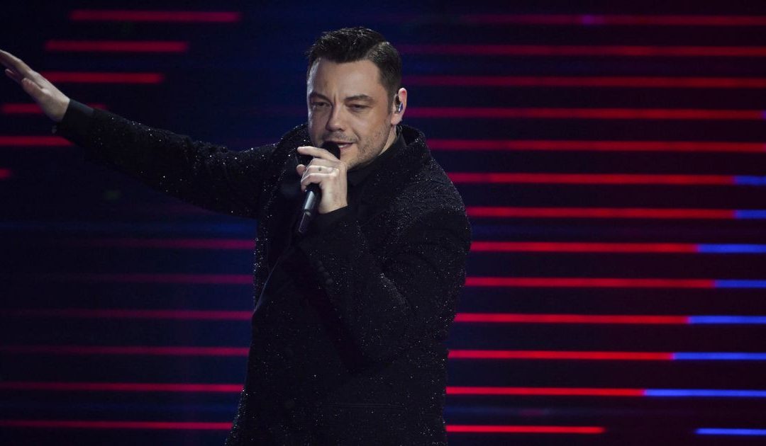 Tiziano Ferro sul palco dell'Ariston (foto Ansa - Ettore Ferrari)