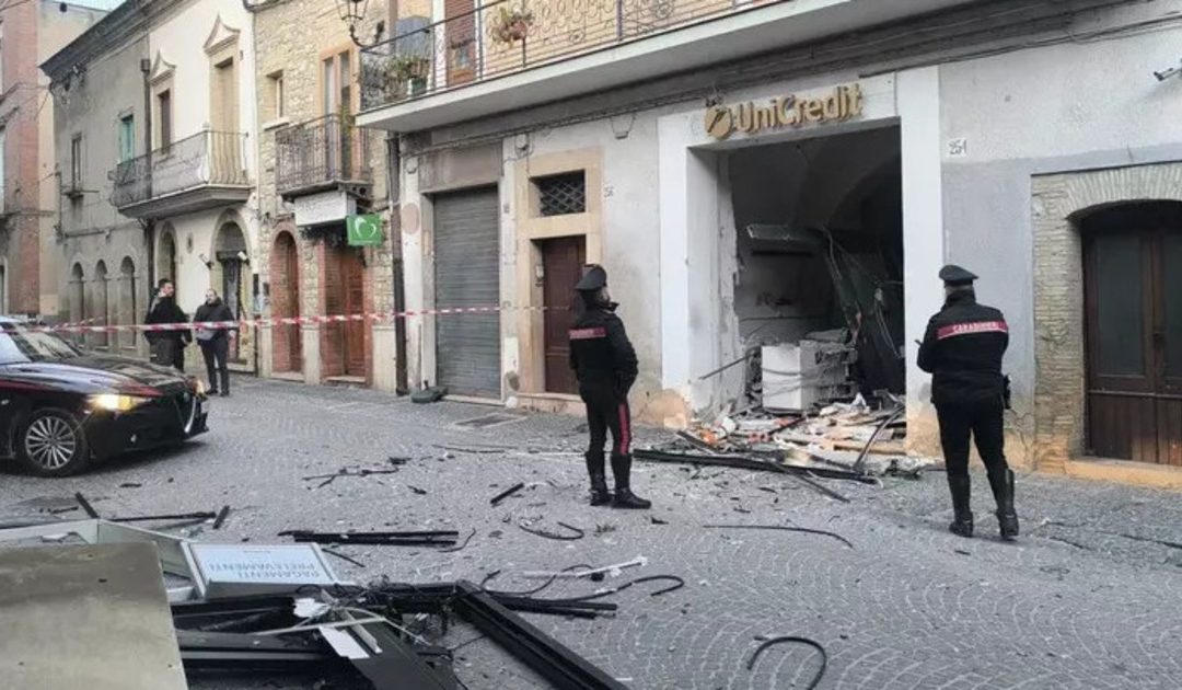 Troia, esplosione nel centro cittadino per l’assalto al bancomat