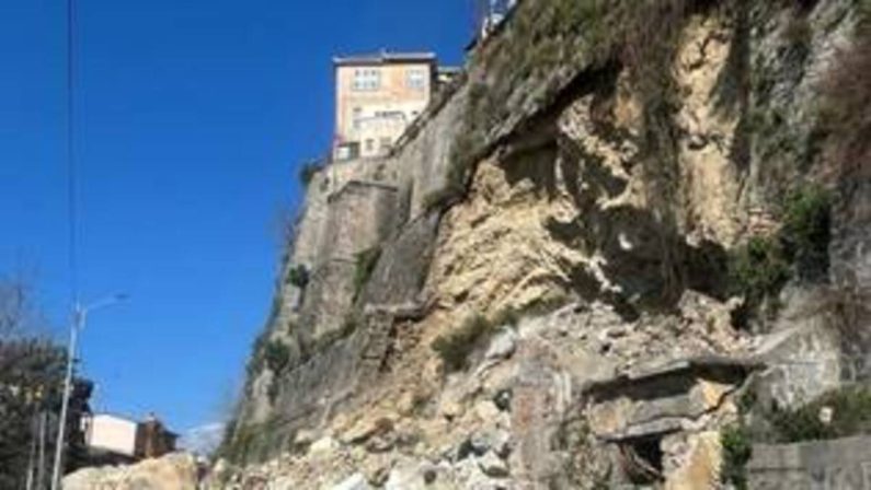 Catanzaro, demolito edificio pericolante: Sfiorata la tragedia per una frana