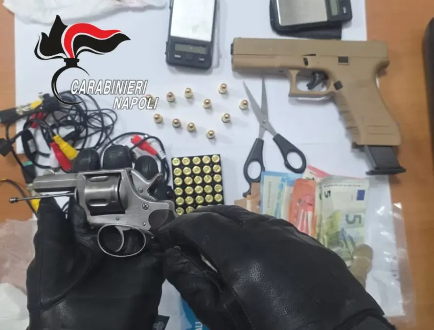 Droga e armi fantasma in casa del pusher, a Caivano arrestato un 35enne