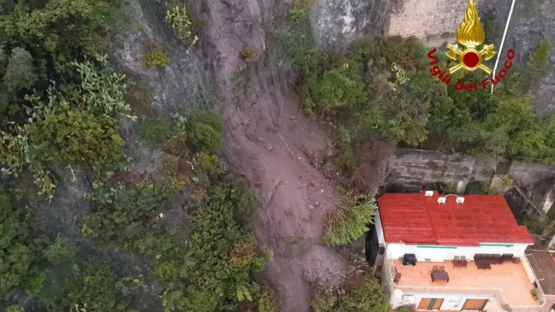 Maltempo, frana in Costiera Amalfitana: evacuate cinque famiglie