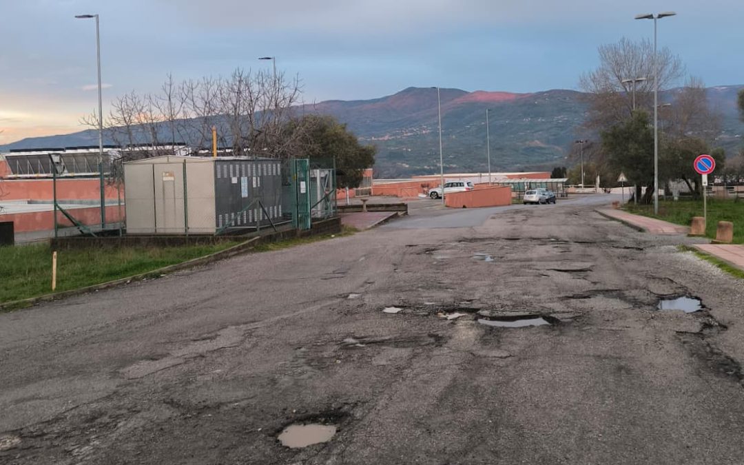 UNICAL VOICE – Arcavacata, via Tito Flavio nel caos: pericolo quotidiano per studenti e residenti