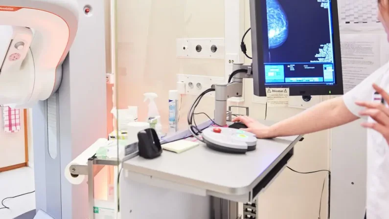 Tumore al seno, Aifa approva ribociclib per ridurre il rischio della recidiva