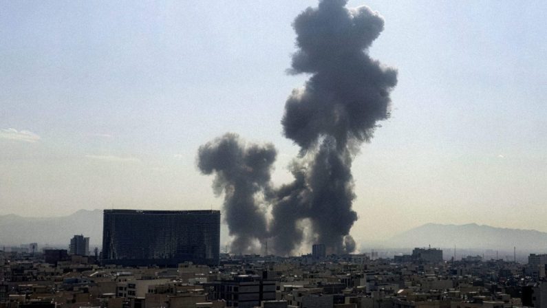 Nuovi raid su Teheran, missile iraniano colpisce Israele