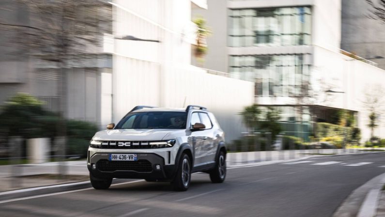 Dacia Duster, design robusto e sostenibile per il SUV icona europea