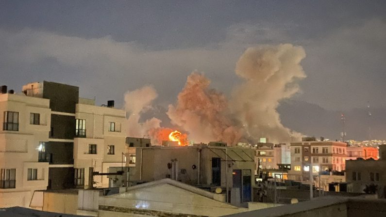 Esercito israeliano “Colpiti centri di comando a Teheran”