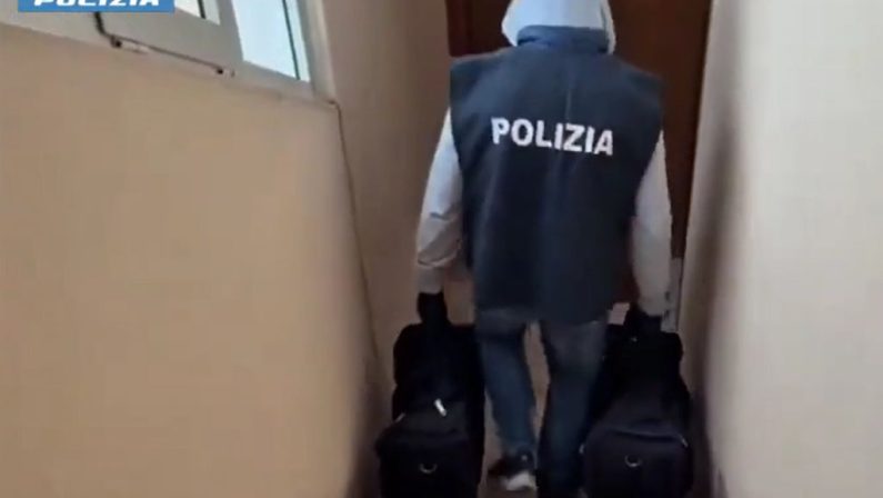 Nascondeva 65 kg droga in casa, 35enne romana tradita da passeggiate con il cane