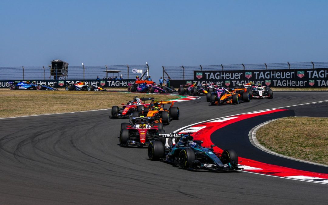 Russell vince la sprint race in Cina davanti a Leclerc e Hamilton