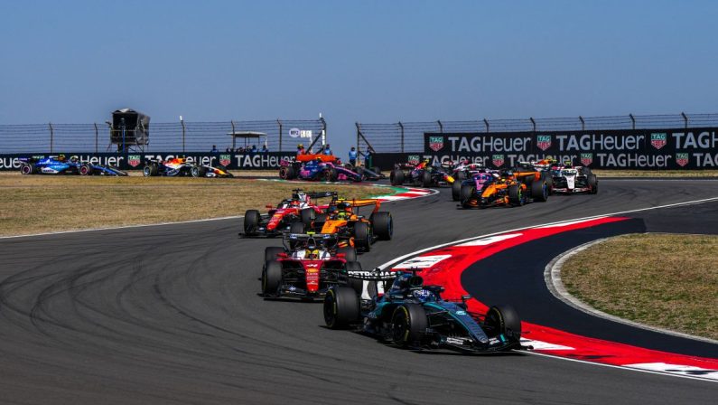 Russell vince la sprint race in Cina davanti a Leclerc e Hamilton