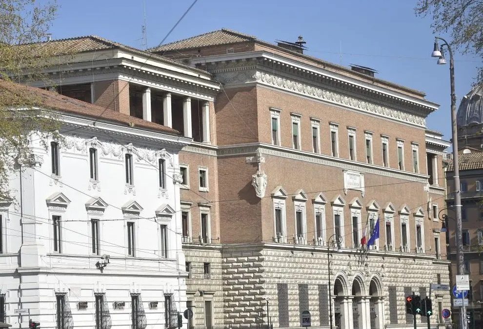 Borsa sospetta con foulard con falce e martello davanti a Ministero Giustizia