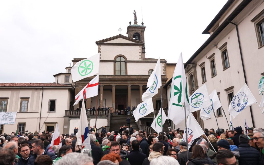 A Pontida l’ultimo saluto dei militanti leghisti a Bossi
