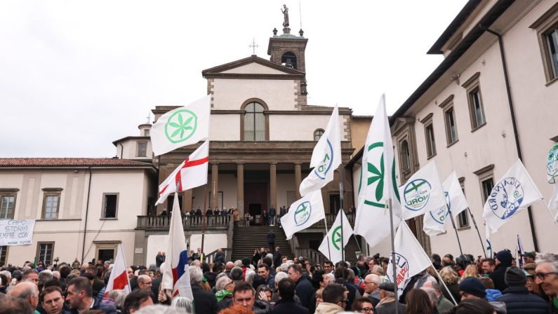 A Pontida l’ultimo saluto dei militanti leghisti a Bossi