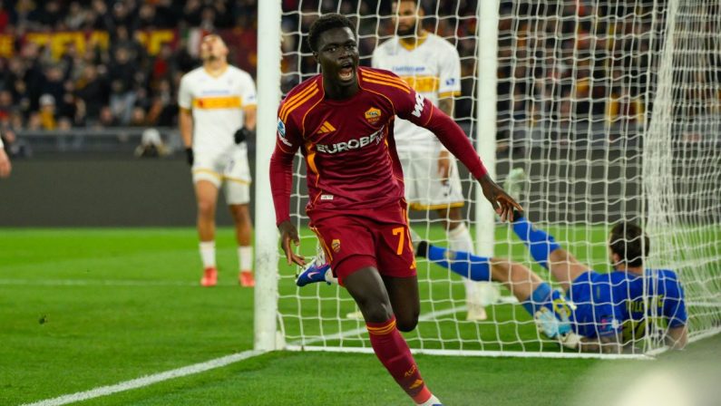 Una rete di Vaz piega il Lecce, la Roma vince 1-0 e aggancia la Juve