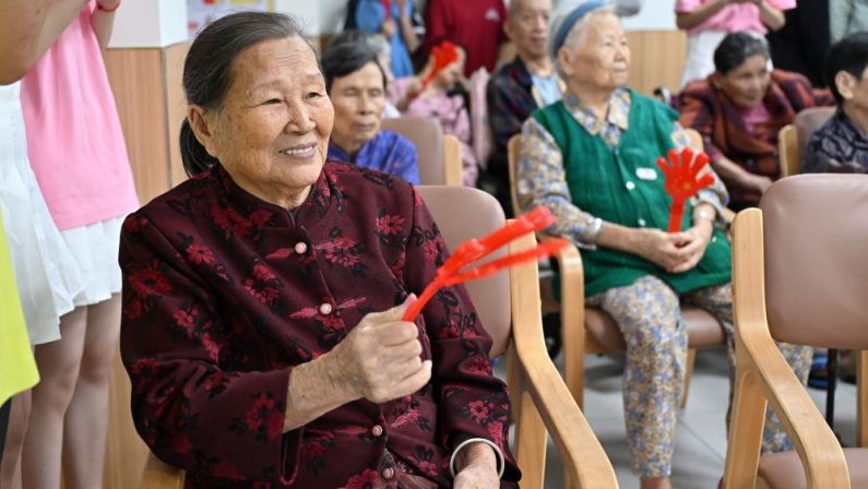 Cina, oltre un milione di anziani beneficiano di sussidi per l’assistenza