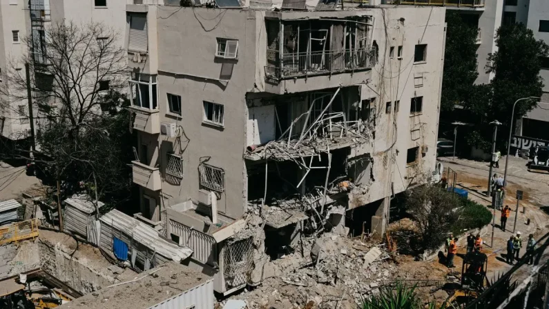 Ondata di missili balistici dall’Iran contro Israele, sei feriti